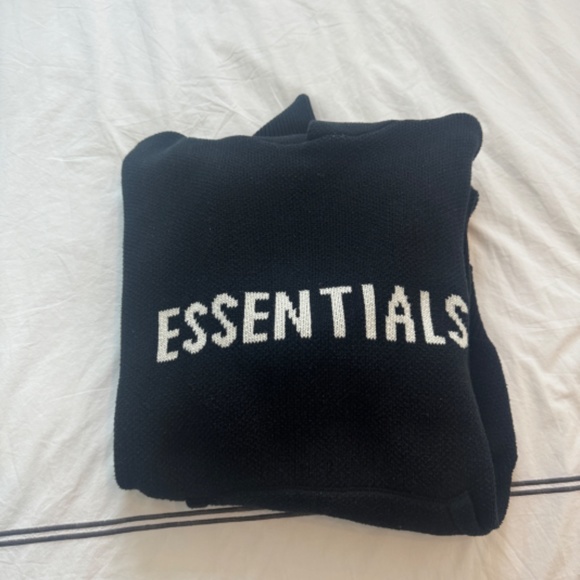 Essentials knit large rare - Picture 6 of 7